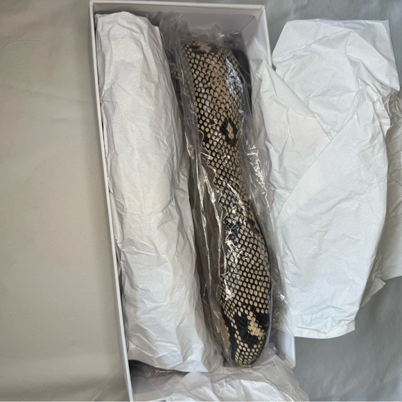 Chloe Snakeskin Patterned Women's Flats - Picture 7 of 9